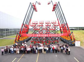 一百分翻譯服務(wù)助力“全球大客戶峰會(huì)”：多語種接力同傳，確保會(huì)議無縫溝通